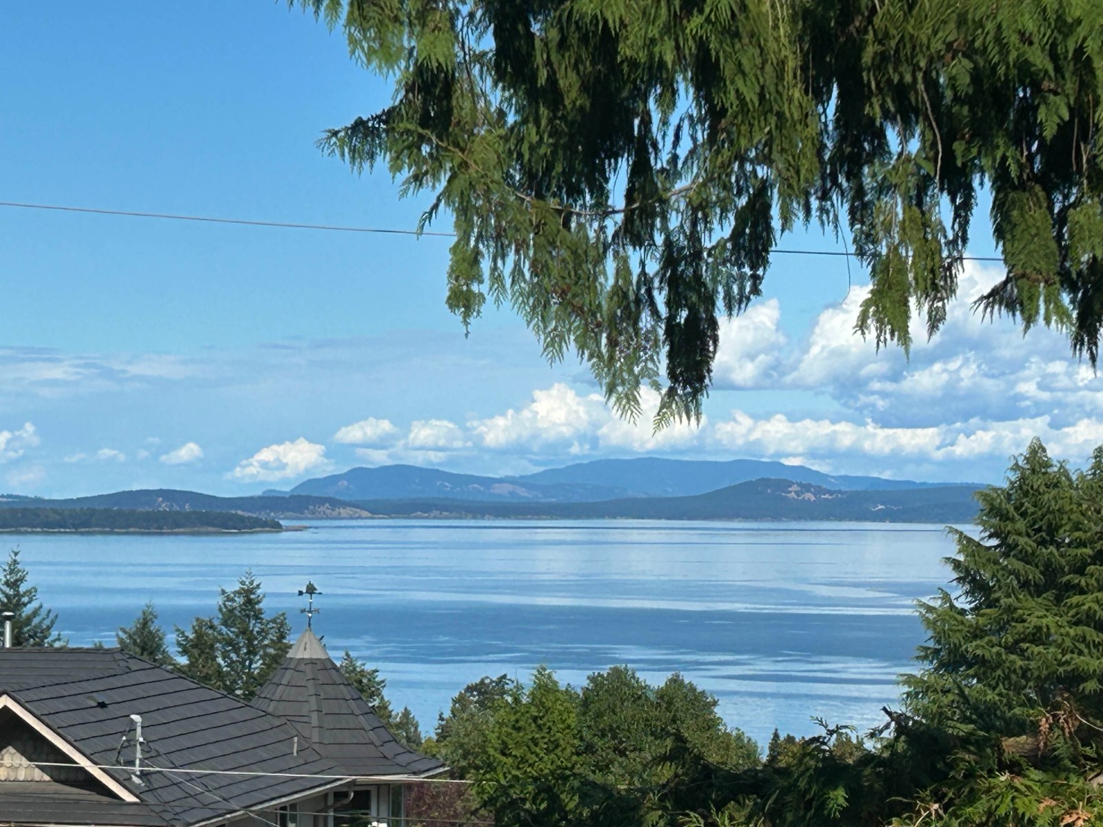 Airy 2 bedroom, 5 min walk to ocean, sea view from deck!